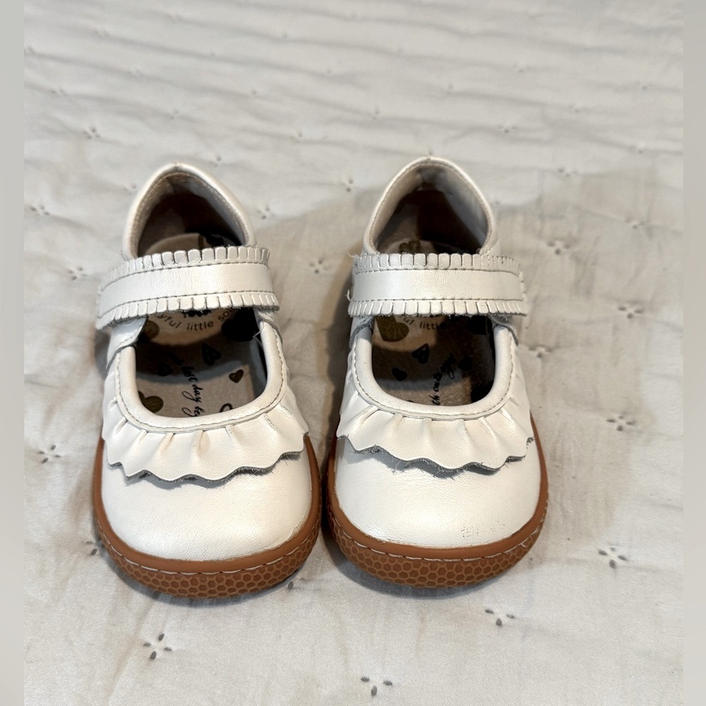EUC - Livie and Luca Ruche Classic in white pearl - Size 7 (toddler)
